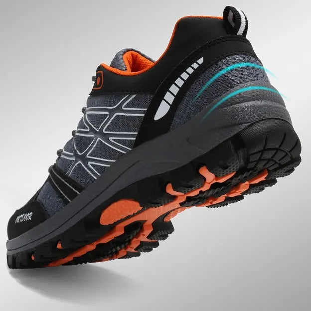Grauer Damen Nordpfad Wanderschuh mit profilierter Sohle für sicheren Halt auf unebenem Terrain.