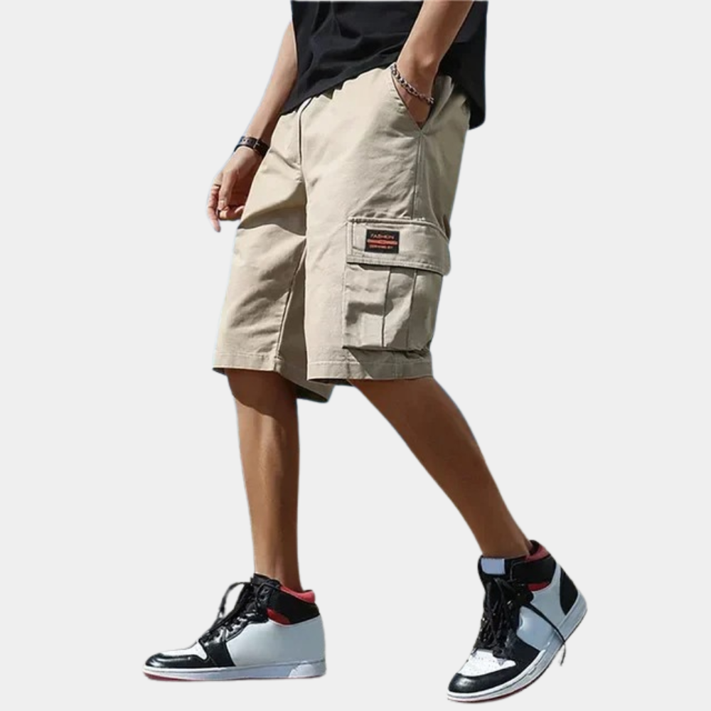 Lässige Sommerhose für Herren; Cargo Shorts mit bequemer Passform und seitlichen Taschen.
