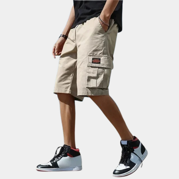 Lässige Sommerhose für Herren; Cargo Shorts mit bequemer Passform und seitlichen Taschen.