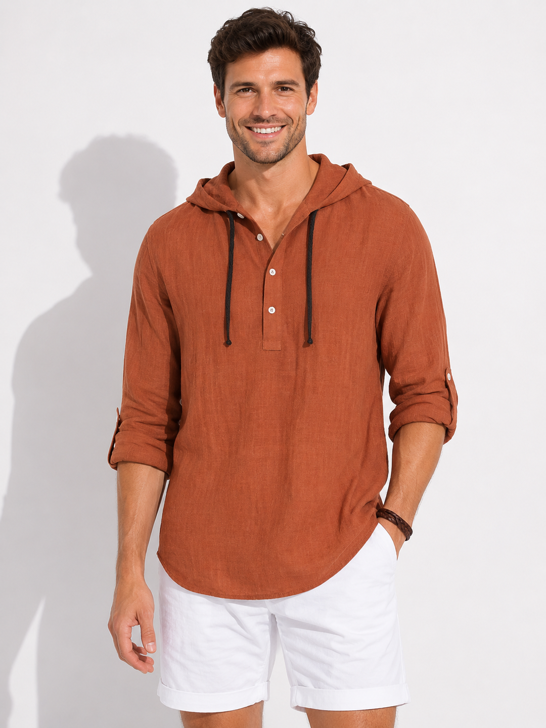 Stylisches schwarzes Herren Langarm Kapuzenhemd. Elegant, bequem und vielseitig für moderne Herrenmode.