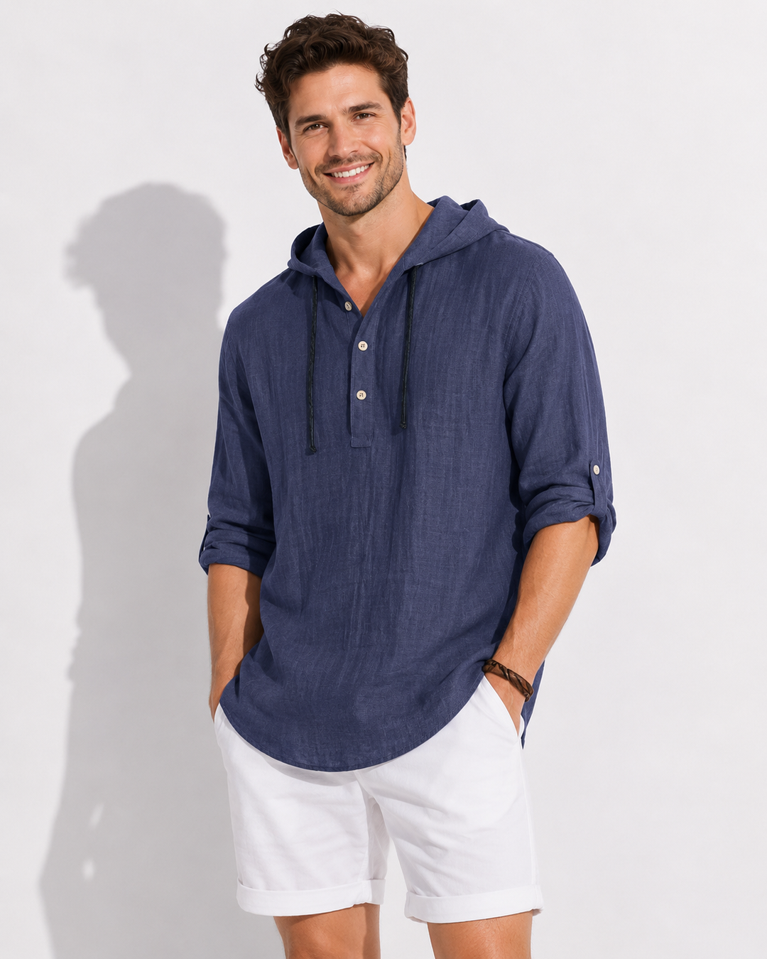Modell trägt olivgrünes Herren Langarm Kapuzenhemd. Bequemes Freizeithemd, ideal für smarte Alltagslooks.