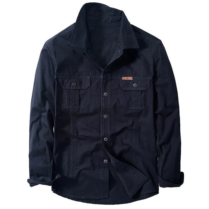Elegantes marineblaues Männerhemd, kombiniert Komfort mit stilvoller Alltagsgarderobe.