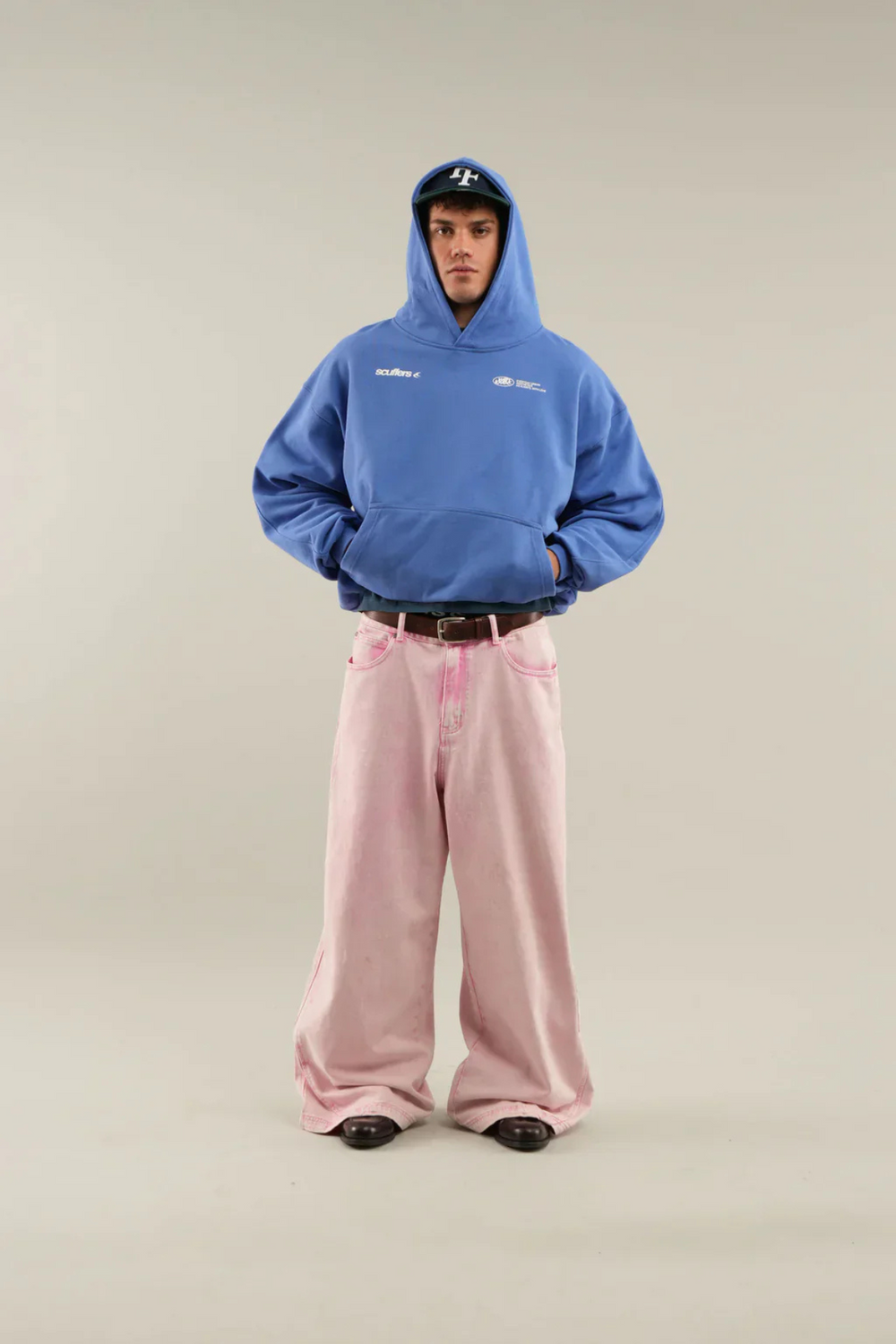 Modischer rosa Oversized Hoodie; bequemer Kapuzenpullover für lässigen Freizeit-Look und Streetwear-Outfits.