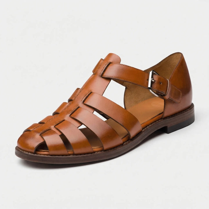 Detailaufnahme: Braune Herren-Gladiatorensandale mit Riemen, Schnalle und rutschfester Sohle.