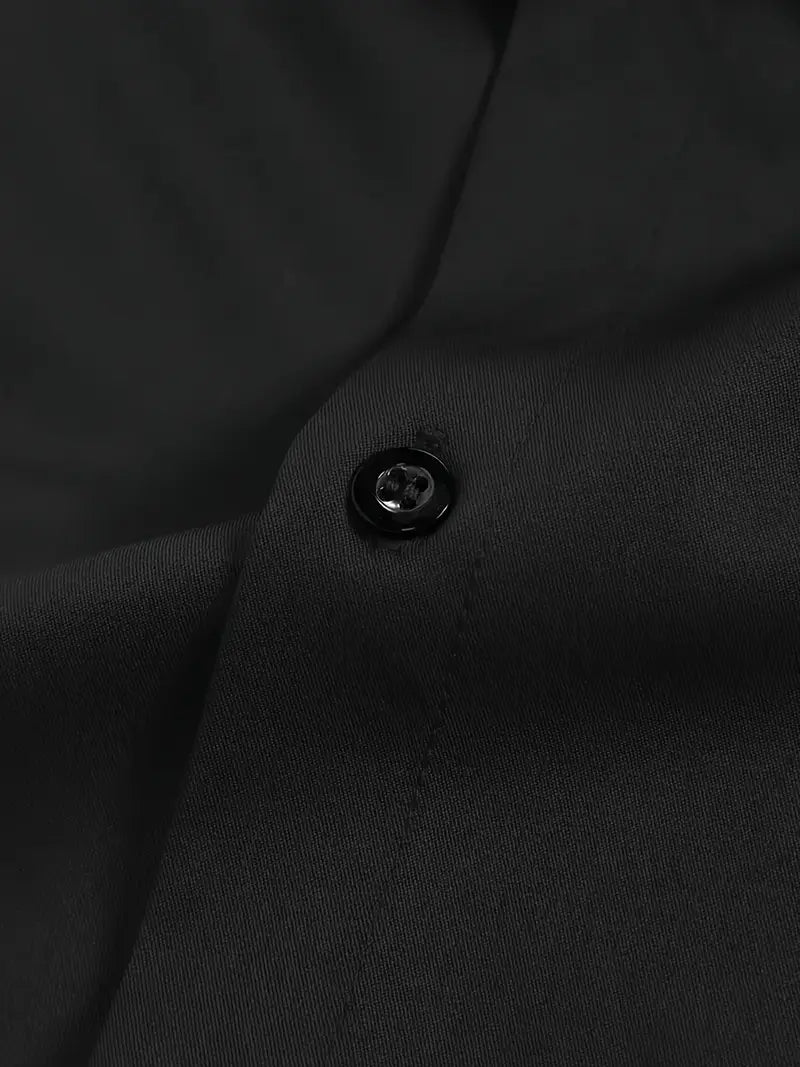 Schwarzes elegantes Herrenhemd, bügelfrei. Slim Fit Langarm-Design für besondere Anlässe und Büro.
