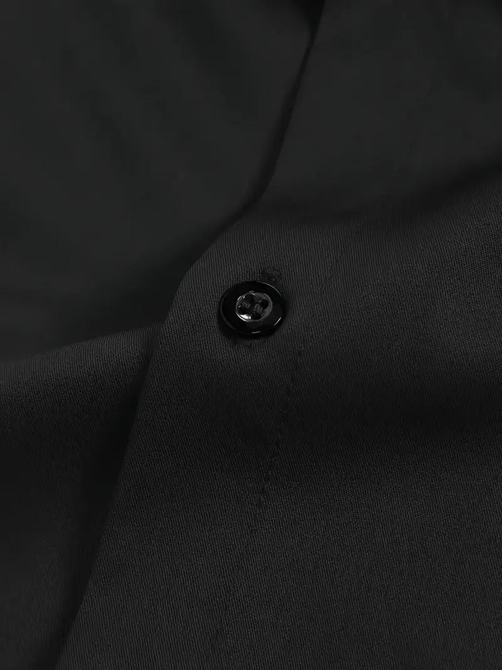 Schwarzes elegantes Herrenhemd, bügelfrei. Slim Fit Langarm-Design für besondere Anlässe und Büro.