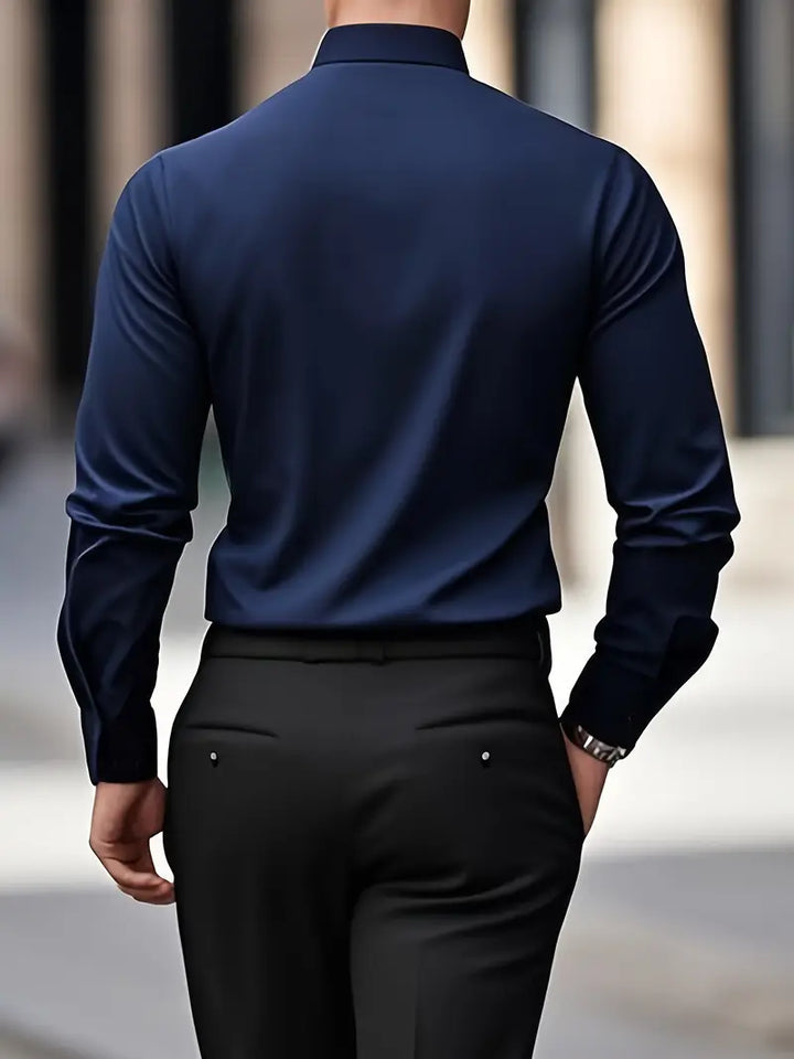 Leichtes Herren-Langarmhemd, bügelfrei & atmungsaktiv. Vielseitig kombinierbar für Alltag und elegante Outfits.