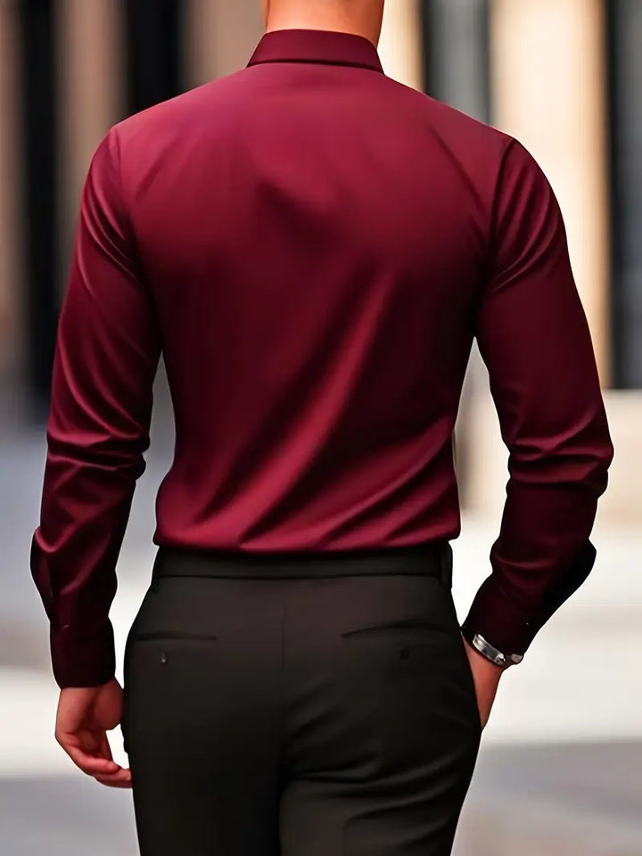 Stilvolles Slim Fit Herrenhemd, weiß, bügelfrei. Elegant und modern für modebewusste Männer, Langarm-Design.