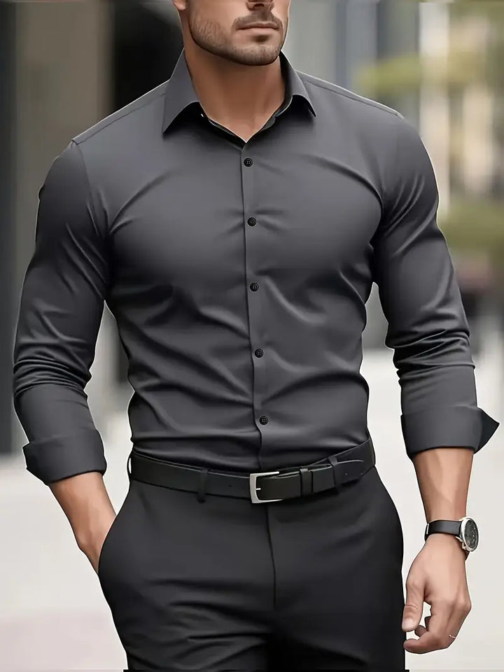 Aktuelle Männermode: Bügelfreies Langarmhemd. Slim Fit, elegant und pflegeleicht für stilvolle Auftritte.