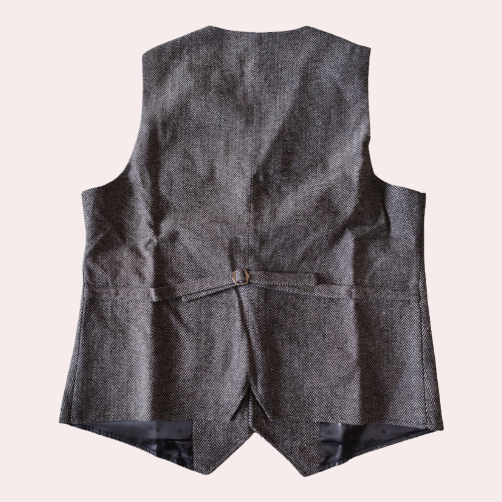Vielseitige Herren Vintage-Weste, ganzjährig tragbar, elegant für Business & Freizeit, essenziell in Herrenmode.