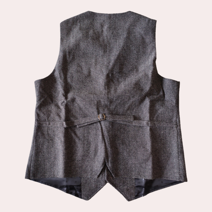 Vielseitige Herren Vintage-Weste, ganzjährig tragbar, elegant für Business & Freizeit, essenziell in Herrenmode.