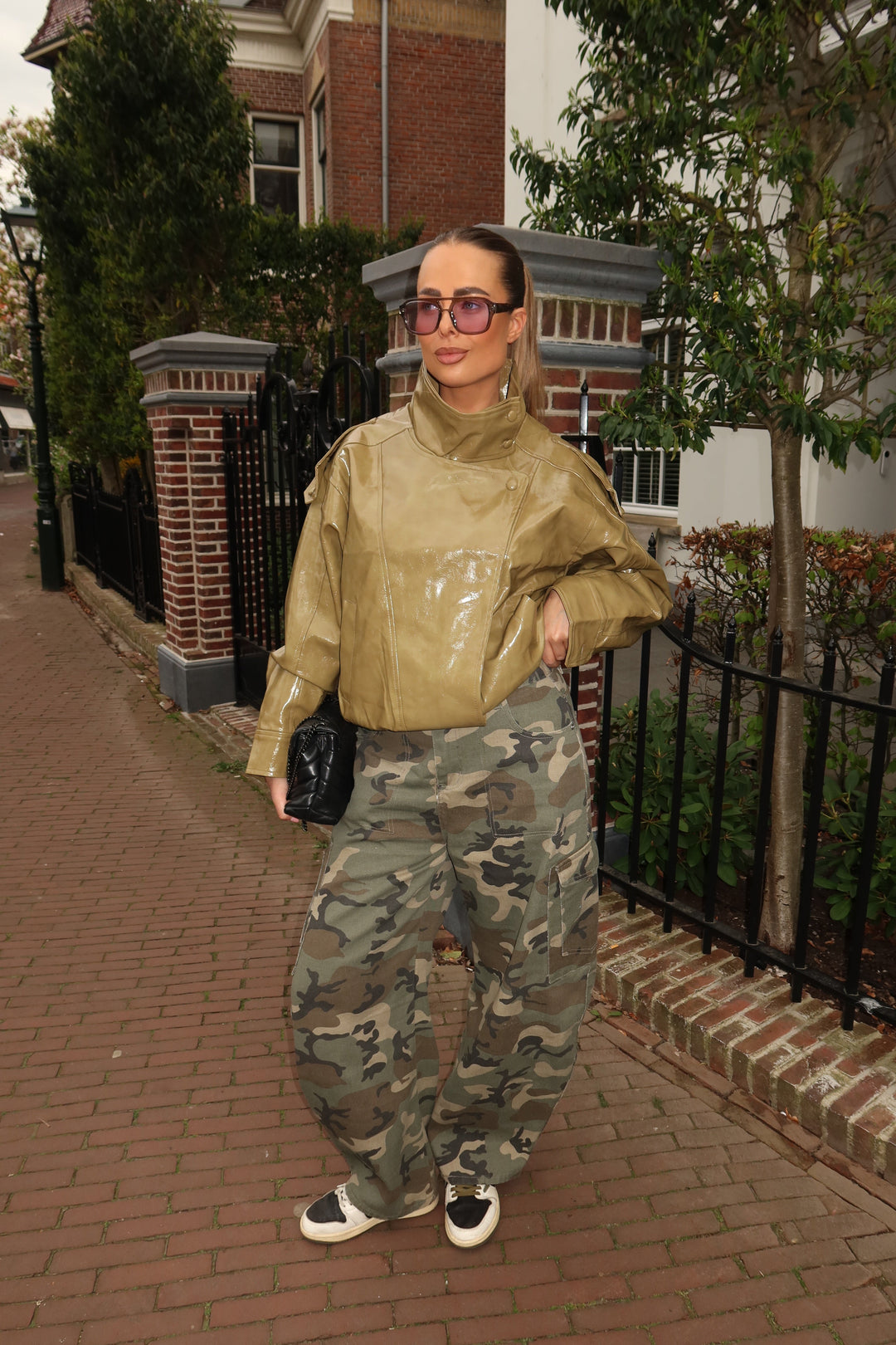 Authentische Damen Camouflage Jeans als Cargohose mit bequemem Stretchbund für entspannte Tage.