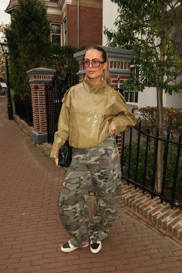 Authentische Damen Camouflage Jeans als Cargohose mit bequemem Stretchbund für entspannte Tage.