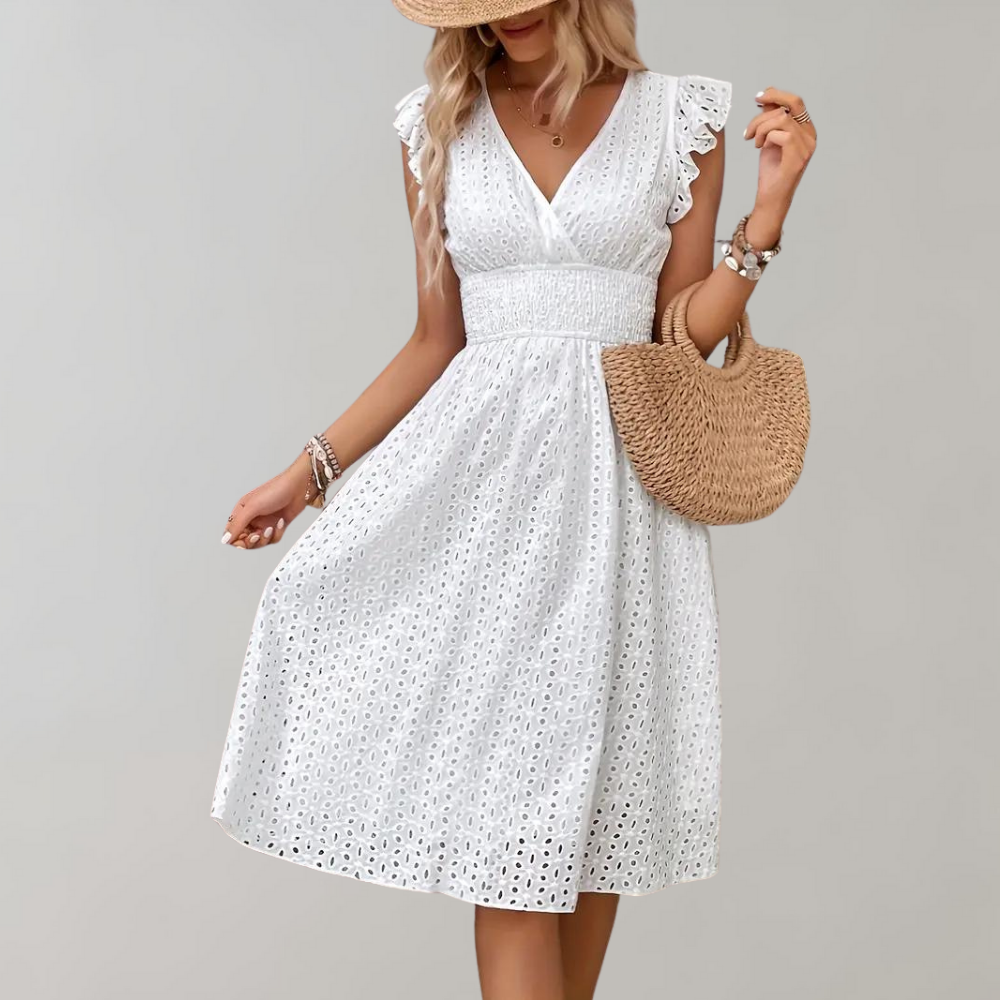 Feminines weißes Sommerkleid mit zarten Rüschärmeln aus leichtem Stoff für elegante Sommermode.