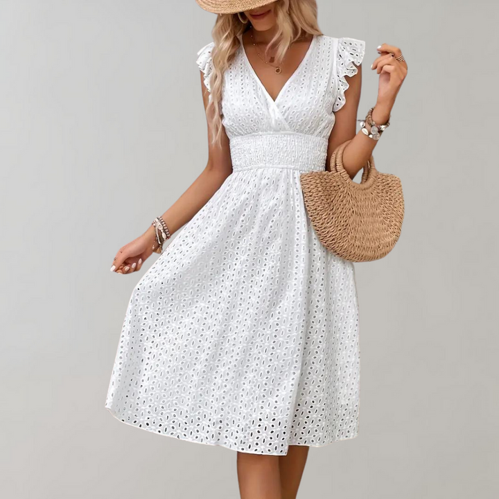 Feminines weißes Sommerkleid mit zarten Rüschärmeln aus leichtem Stoff für elegante Sommermode.