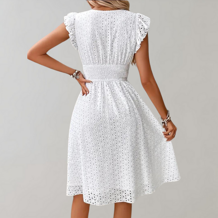 Model trägt weißes Damen Sommerkleid mit Rüschenärmeln. Ein bequemes & stilvolles Sommeroutfit für Damen.