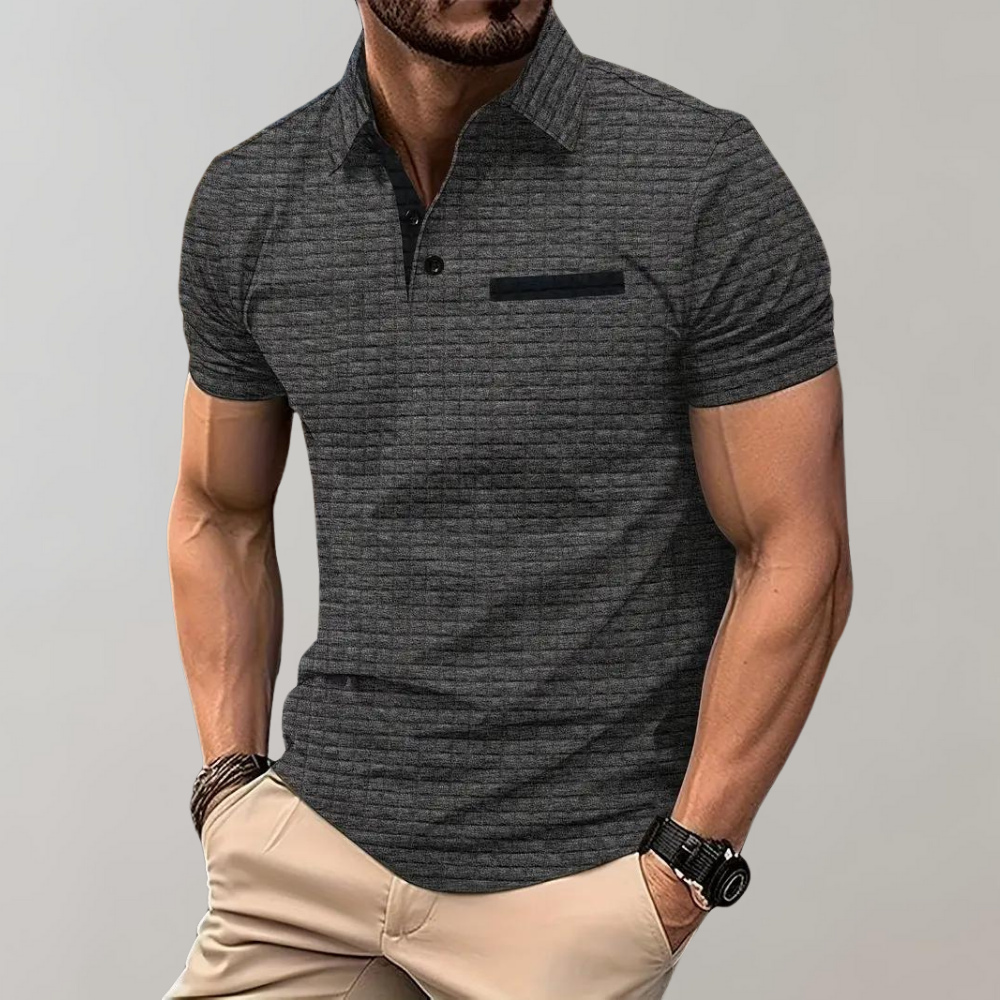 Hochwertiger Stoff des Herren Poloshirts im Detail. Atmungsaktives Kurzarmshirt, ideal für warme Sommertage.