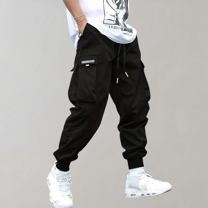 Sportliche Herren Cargo-Hose in Schwarz für Outdoor & Freizeit, atmungsaktiv, mit geräumigen Cargotaschen.