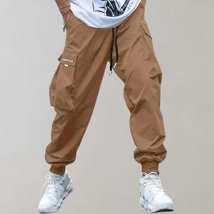Bequeme schwarze Herren Cargo-Hose mit mehreren Taschen, atmungsaktiv, weit geschnitten für Sport & Alltag.