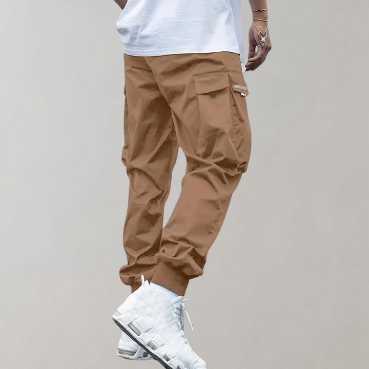 Graue Herren Cargo-Hose, locker sitzend, perfekt für Freizeit und Herbstmode, mit großen Taschen.