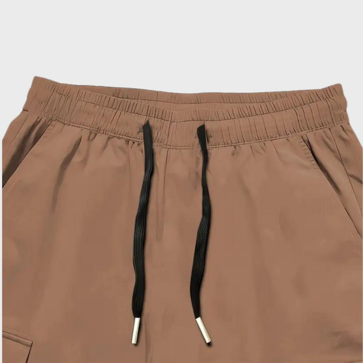 Praktische Herren Cargo-Hose mit vielen Taschen, robust & atmungsaktiv, perfekt für Outdoor-Abenteuer.