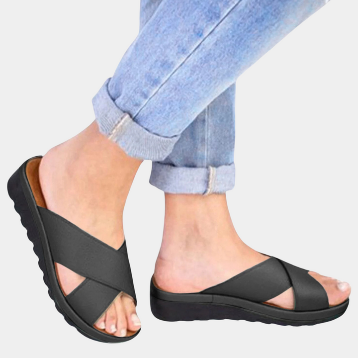 Nova Damensandalen: leichte Sommersandalen in elegantem Design. Perfekt für stilvollen Sommerspaß und Strandmode.