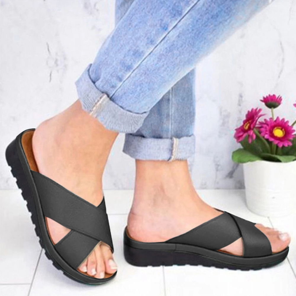 Bequeme Nova Damensandalen für den Sommer. Stilvolle Flachsandalen mit offener Spitze, ideal für Freizeit & Strand.