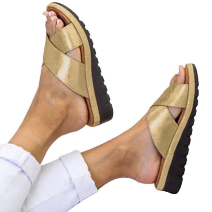 Modische Nova Damensandalen in hellem Design. Perfekte, luftige Sommerschuhe mit flacher Sohle für Frauen.