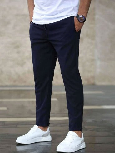 Rückansicht der komfortablen Herren Stretch Joggerhose, elegant für Business, Freizeit & Alltag.