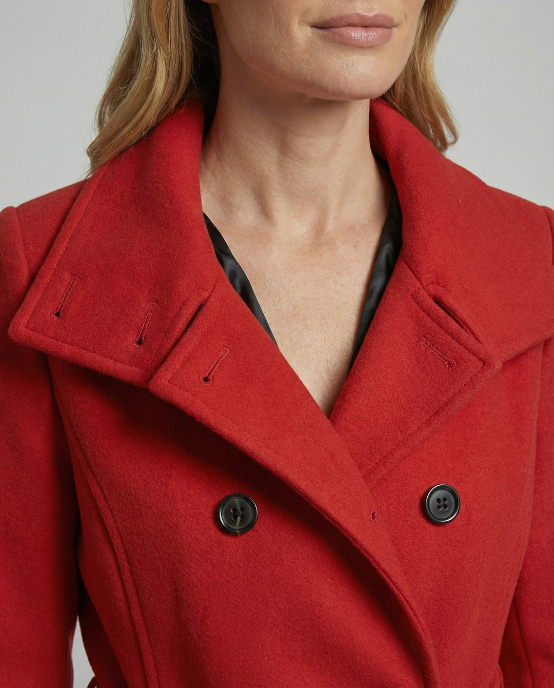 Damen Trenchcoat mit Gürtel & doppelreihigem Verschluss. Ideal für elegante Herbst- & Winter-Outfits.