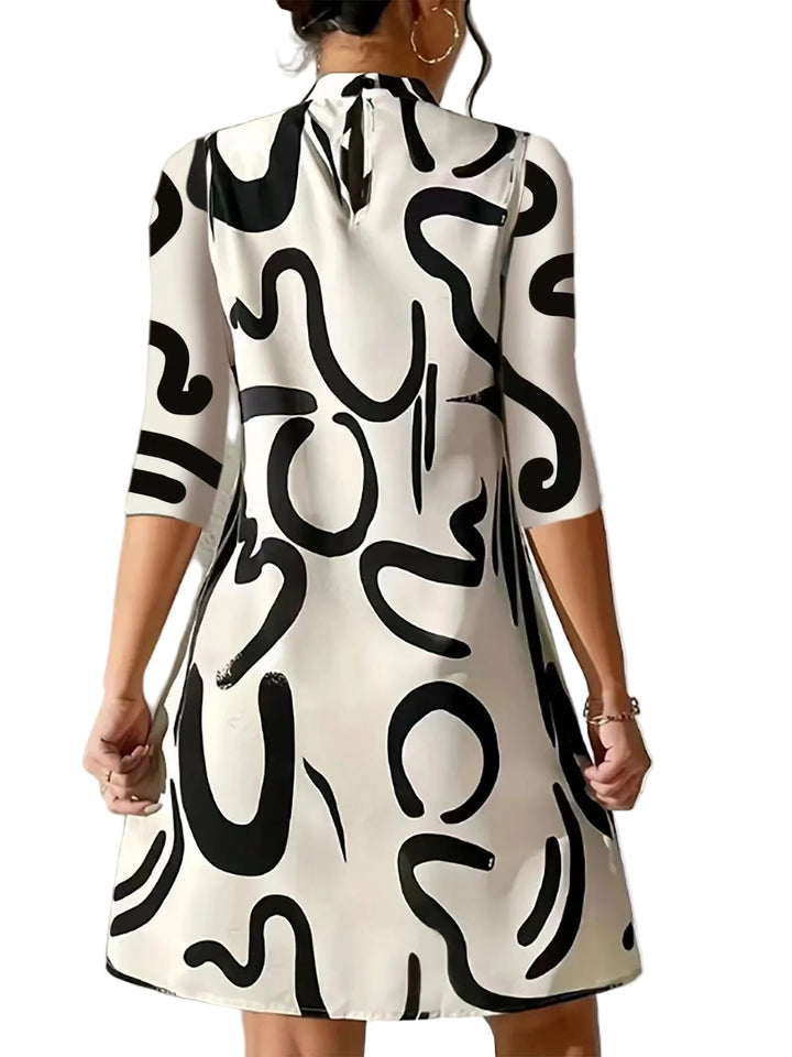 Kurzes Damen Mini-Kleid mit Printmuster und stilvollem Kragen, ein Must-have für Frühling/Sommer.