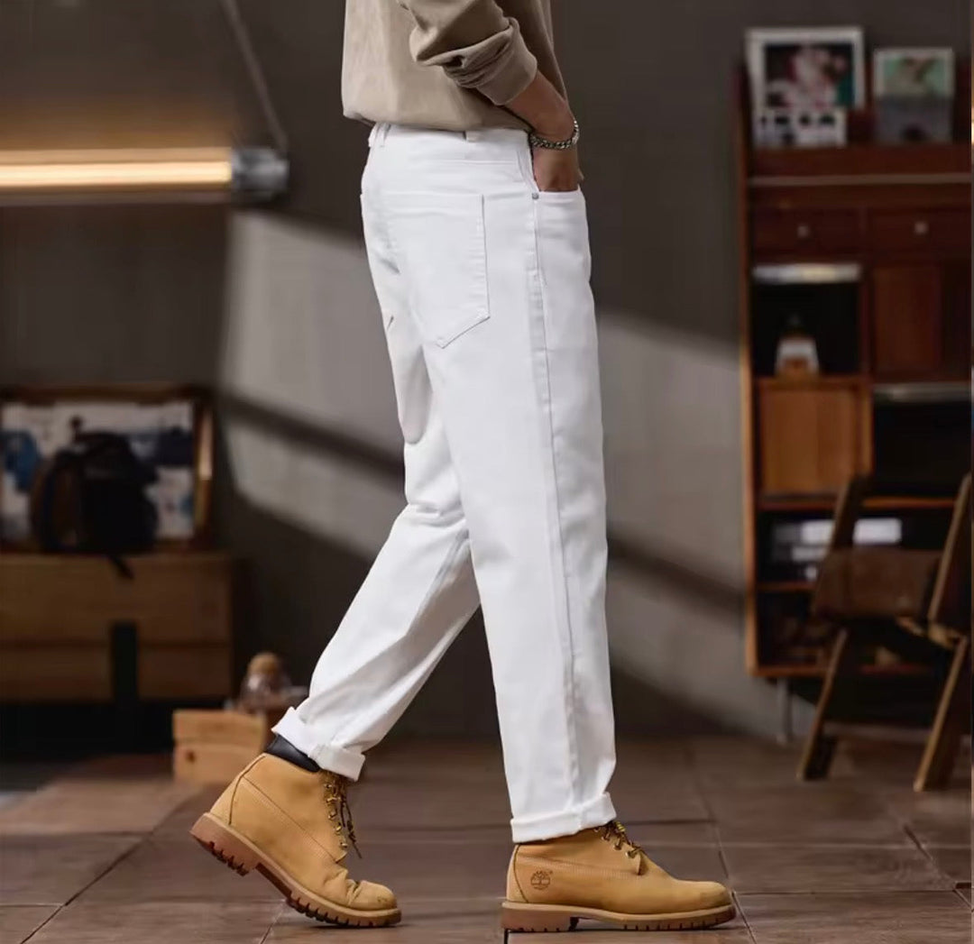 Bequeme Herren Chinohose Tapered Fit, elegant für Business Meetings und stilvolle Freizeit. Modische Büro Kleidung.