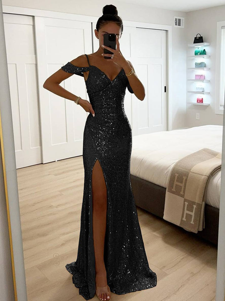 Langes Damen Abendkleid mit tiefem V-Ausschnitt, glitzernden Pailletten und hohem Seitenschlitz.