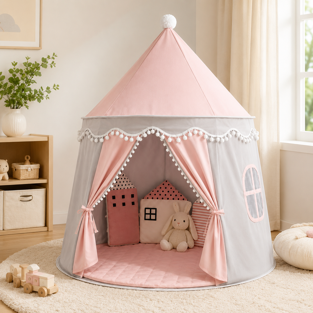 Faltbares Kinderspielzelt aus Peach-Stoff, zauberhafter Rückzugsort für fantasievolles Rollenspiel im Kinderzimmer.