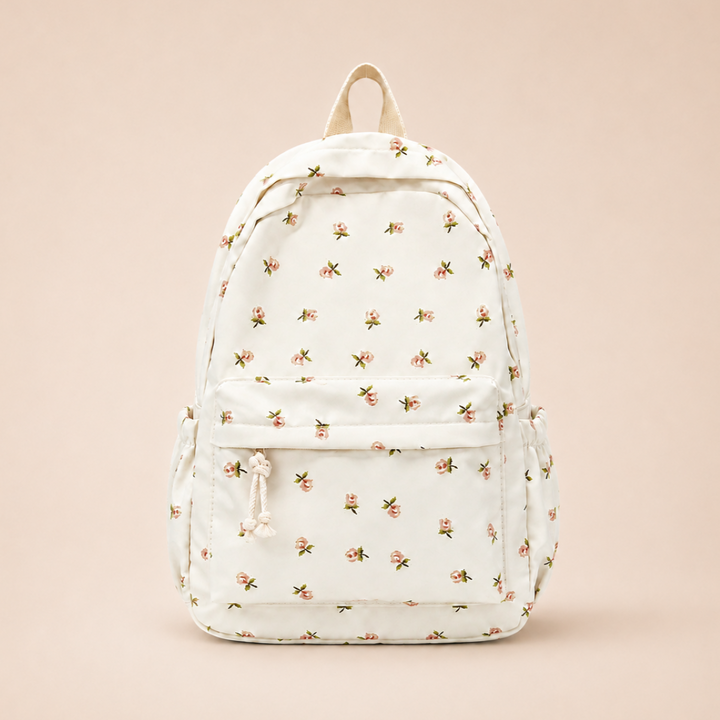 Detail des zarten Blumenmusters auf dem weißen Polyester-Schulrucksack für Damen. Modisch, leicht & komfortabel.