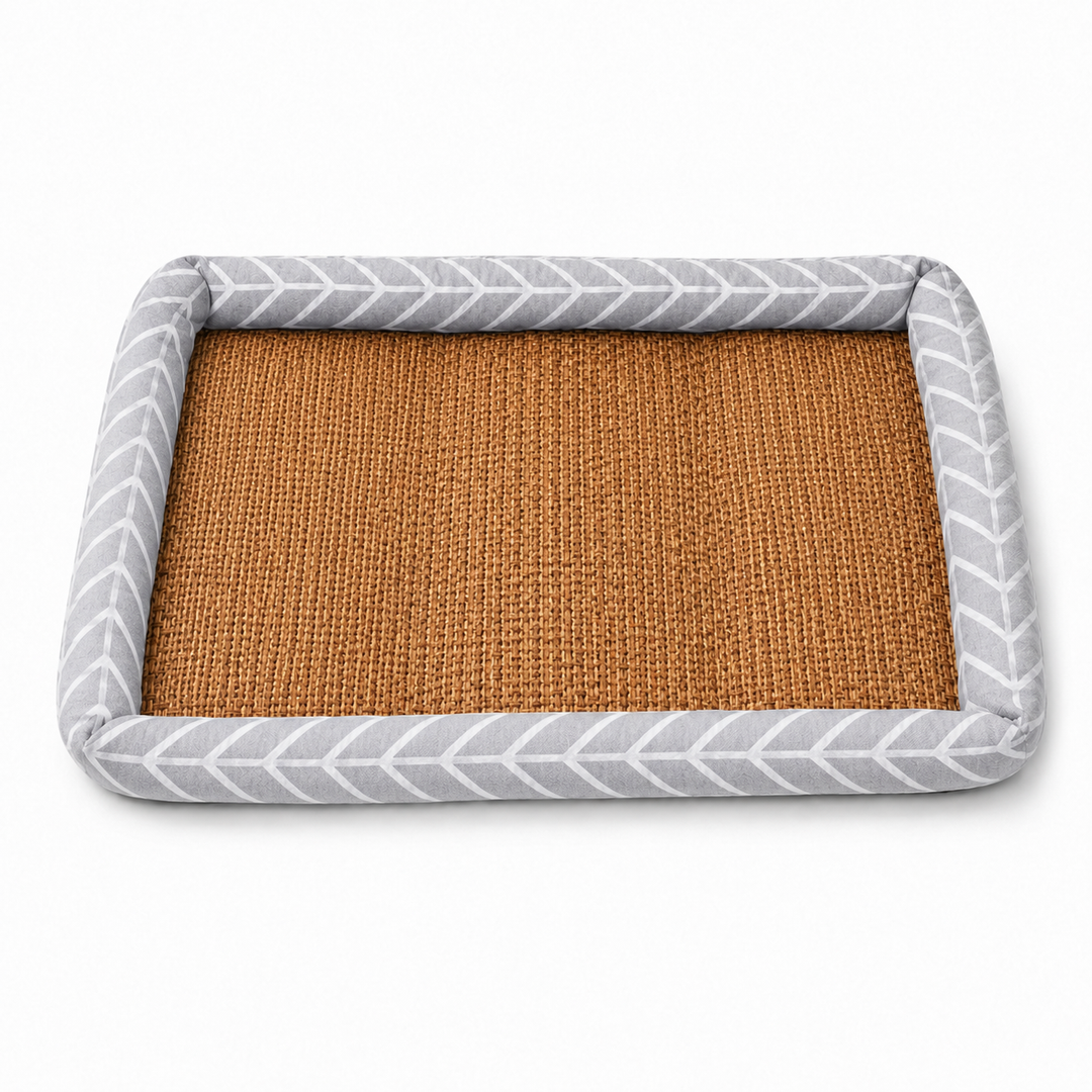Komfortable Kühlmatte für Hunde und Katzen, mit buntem Pfötchenmuster. Ideales Sommer-Haustierzubehör.