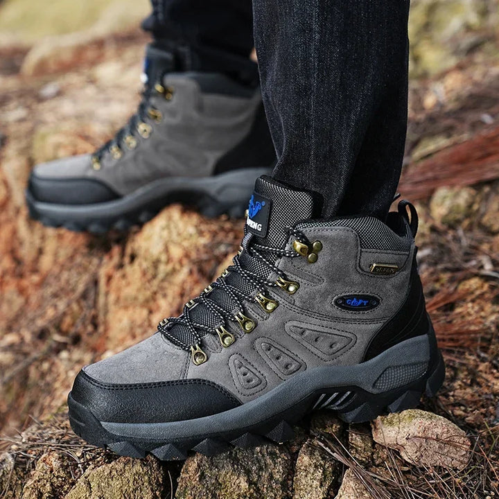 Komfortable Herren Wanderstiefel, braun, mit Grip, atmungsaktiv & Knöchelstütze für lange Touren.
