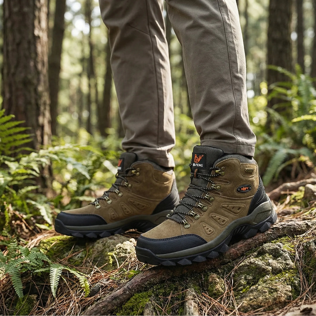Braune Herren Trail-Wanderstiefel mit Knöchelstütze, robustem Grip für sicheres Wandern & Trekking.