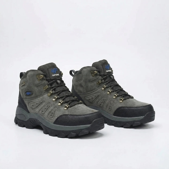 Grüne Herren Bergschuhe mit hohem Schaft, Schnürung & starkem Grip für anspruchsvolles Gelände.