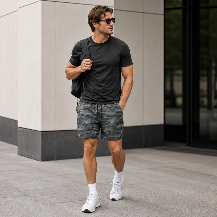 Grüne Herren Freizeitshorts, modern und funktional. Perfekt für aktive Männer.