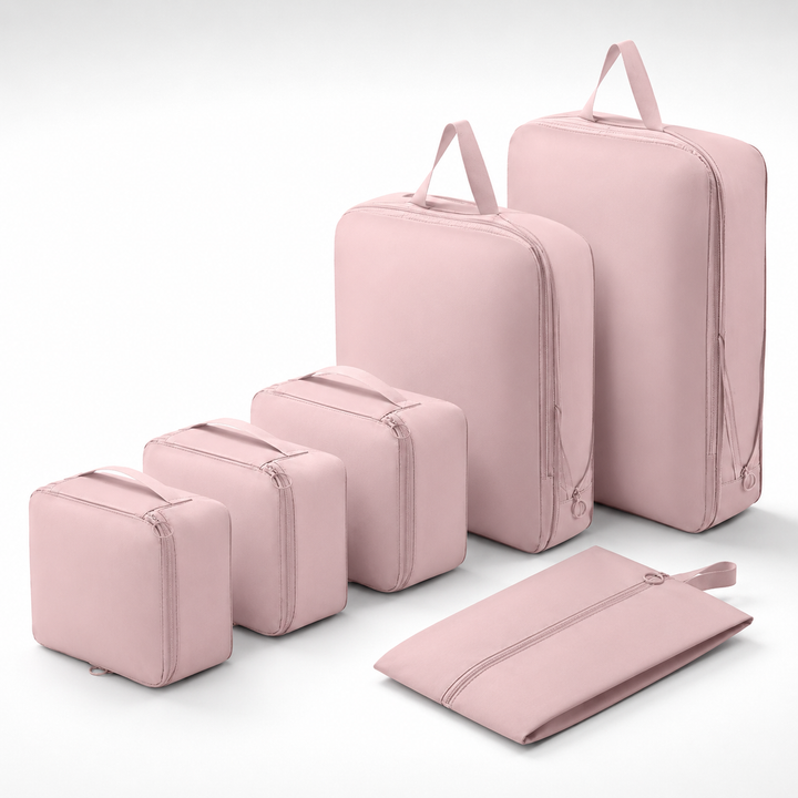 Effizienter Kofferorganizer: verschiedene Größen von Packwürfeln für Kleidung, Schuhe & Toilettenartikel.