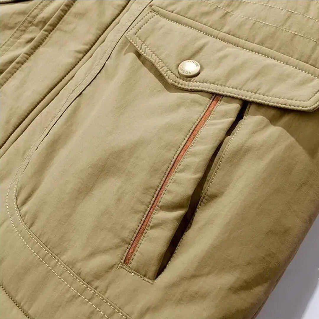 Detailansicht Damen Winterparka: Abnehmbare Kapuze, robuste Reißverschlüsse & geräumige Cargotaschen.