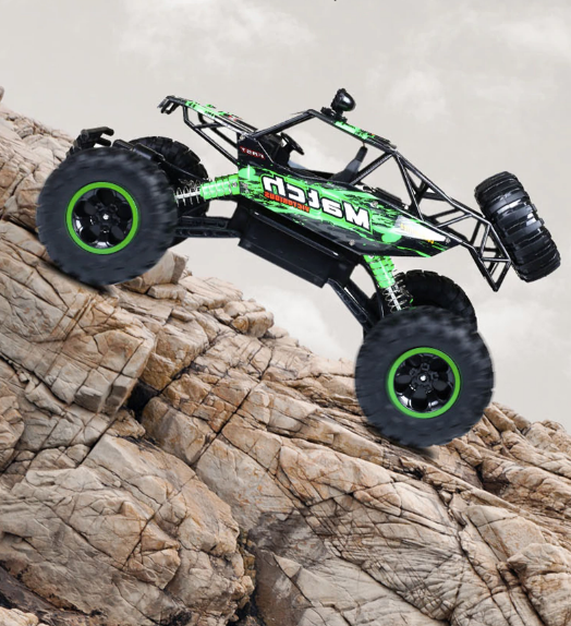 Leistungsstarker RC Monstertruck, Frontansicht, ferngesteuerter 4WD Rockcrawler, robustes Kinderspielzeug.