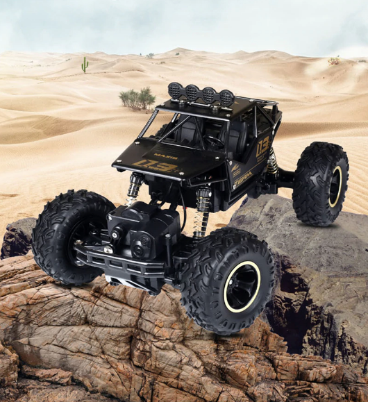 Rückansicht des robusten RC Rockcrawler Monstertrucks, 4WD Geländefahrzeug, ferngesteuertes Outdoor-Spielzeug.
