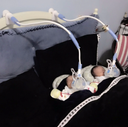 Babyflaschenhalter freihändig am Kinderwagen für entspanntes Füttern unterwegs, praktisches Kinderwagenzubehör.
