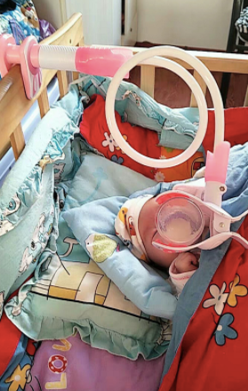Flexibler Babyflaschenhalter als Fütterhilfe, fördert Babys Selbstständigkeit beim Trinken und entlastet Eltern.