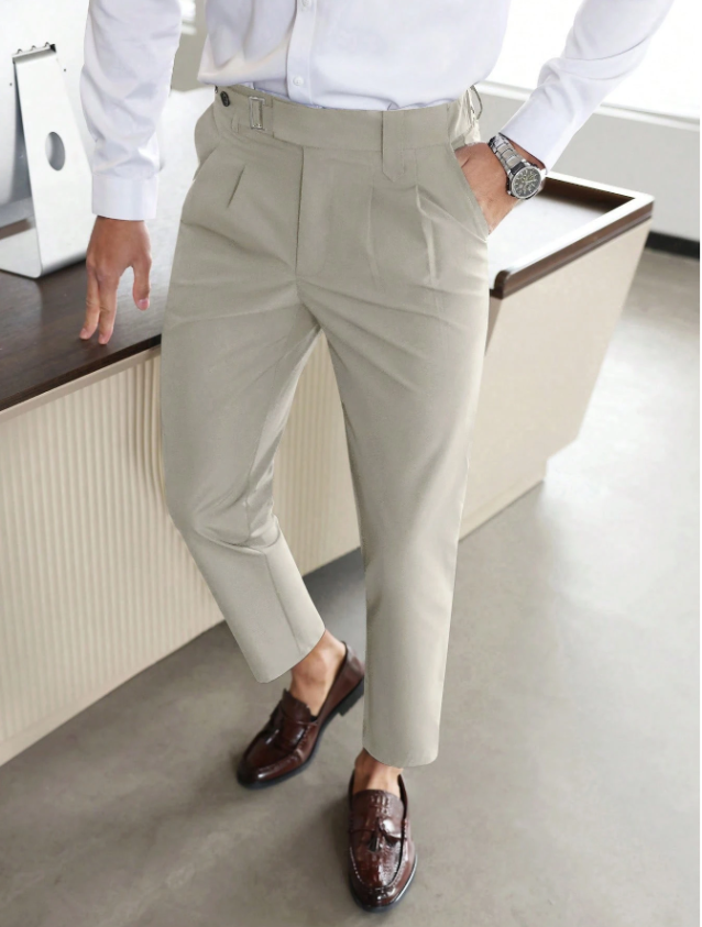 Vielseitige Herren Slim Fit Hose, ideal für Business, Casual und Herbstmode. Mit Seitentaschen.