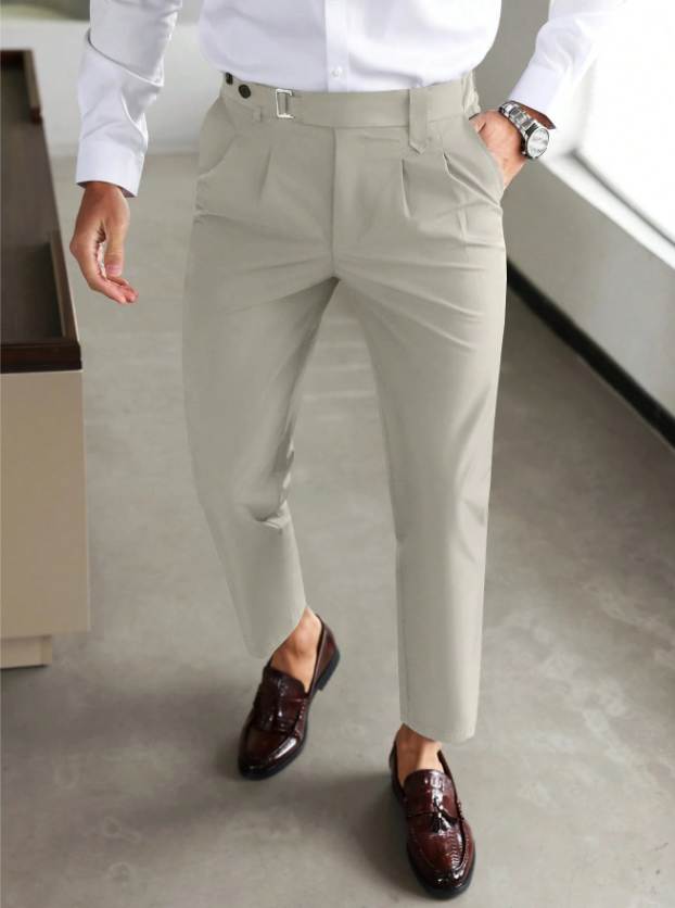 Bequeme Herren Slim Fit Freizeithose, auch für Business-Anlässe geeignet. Trendige Herbstmode.