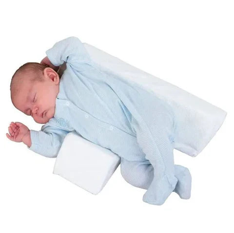 Cudlo Baby Seitenlagerungskissen: sichere Schlafhilfe für Neugeborene, ein ideales Babyartikel-Geschenk.