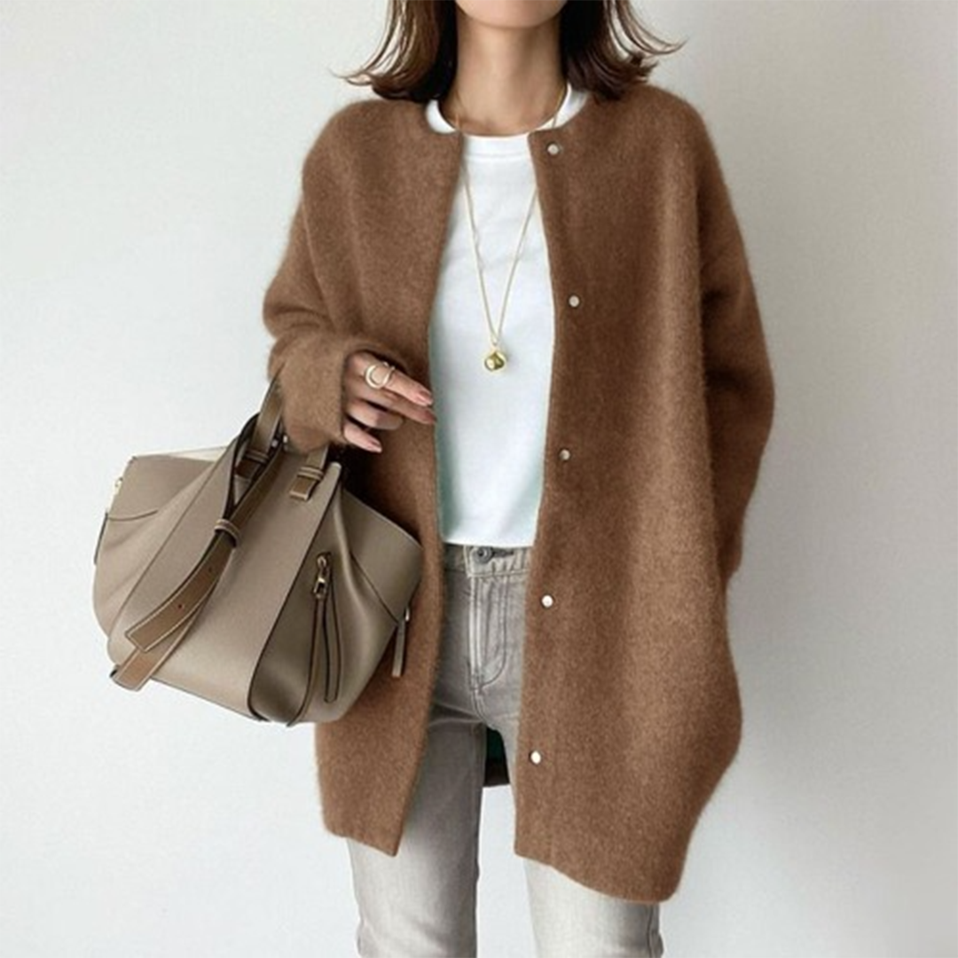 Zeitlose Damen Strickjacke, elegant für den Büro-Look, klassisch & stilvoll für professionelle Anlässe.